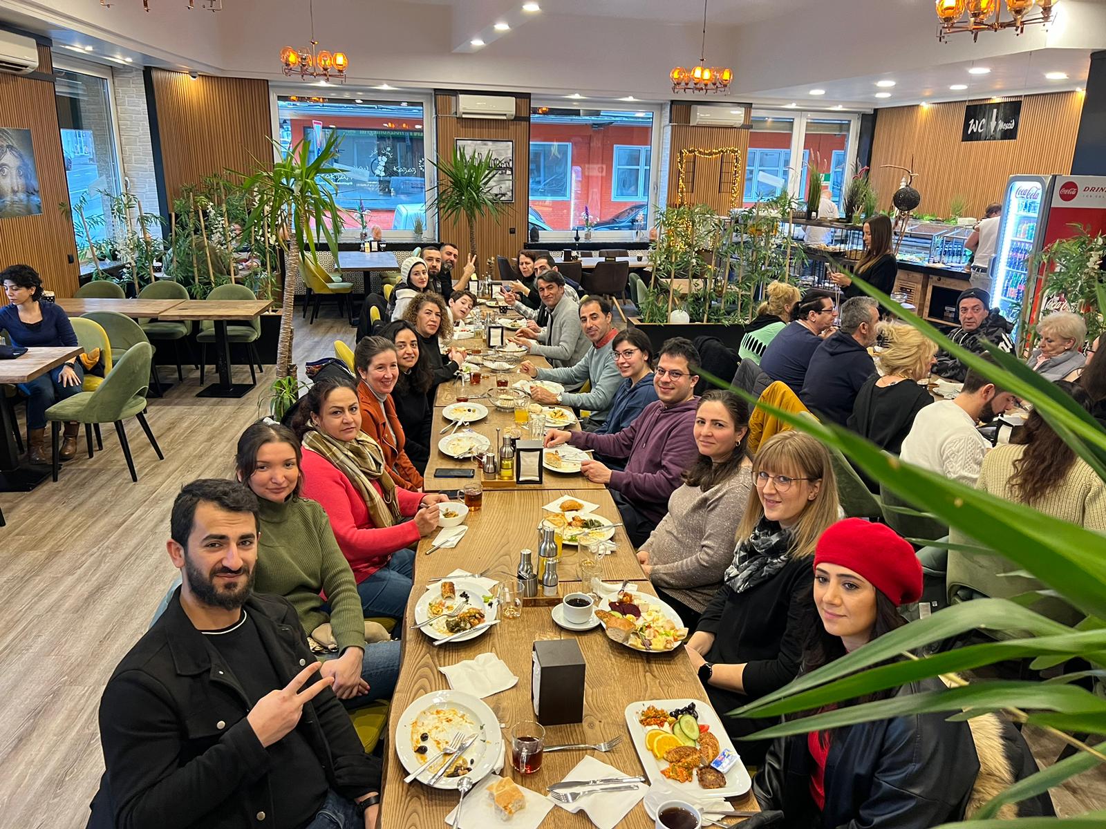 Eine lange Tafel f&uuml;r das Team Yekmal Essen 